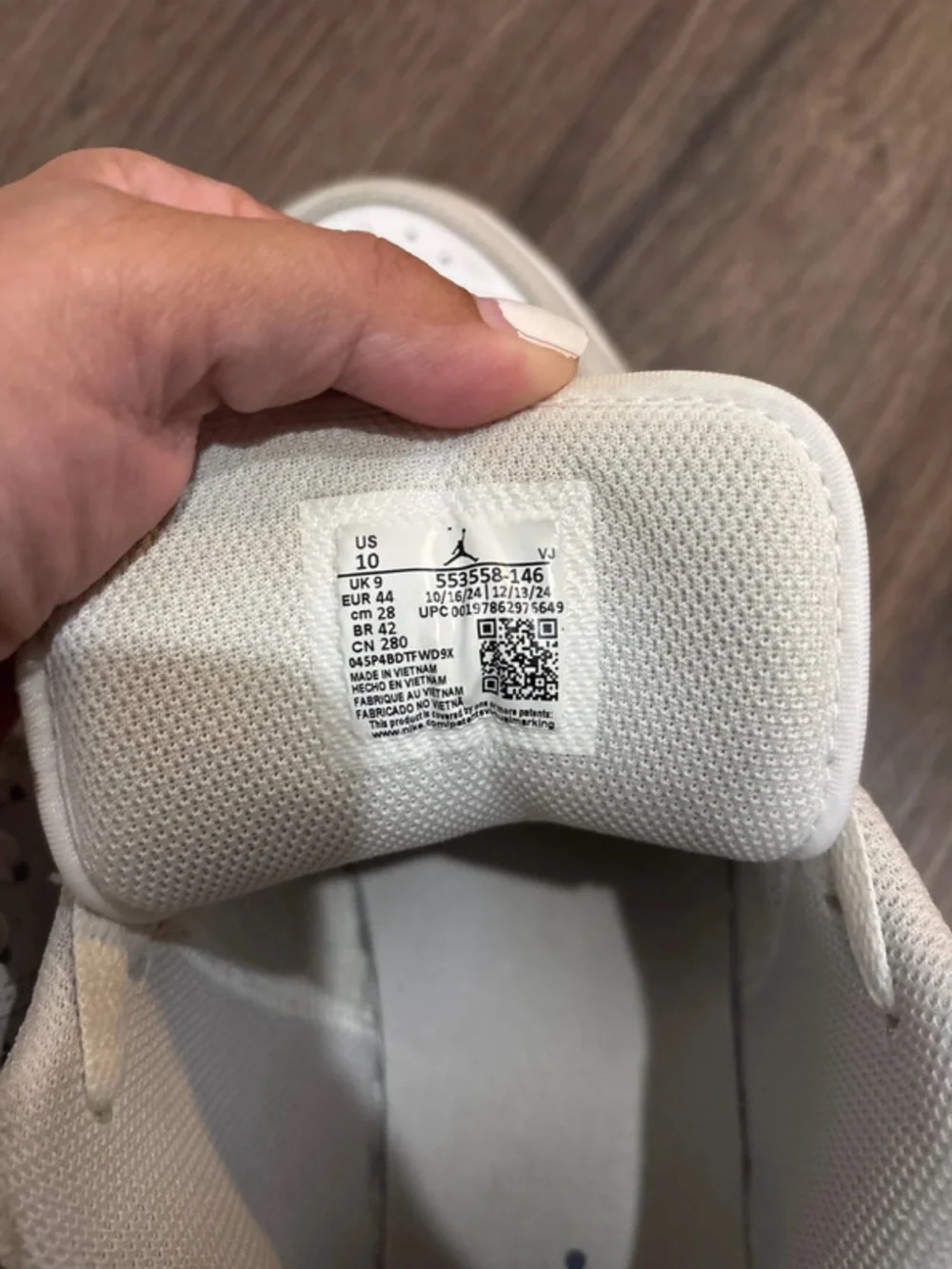Nike Men’s Low-Top Sneaker in White and Navy